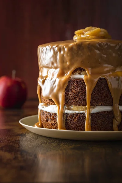 케이크에 사과와 요구르트를 카라멜 소스로 장식했습니다 캐러멜 유약이든 맛있는 케이크에요 — 스톡 사진