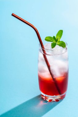 Bir bardak su dolusu buz, maden suyu ve çilek şurubu. Çilek şurubuyla alkolsüz kokteyl. Çilek limonata detoksifikasyon için sağlıklı bir içecek.