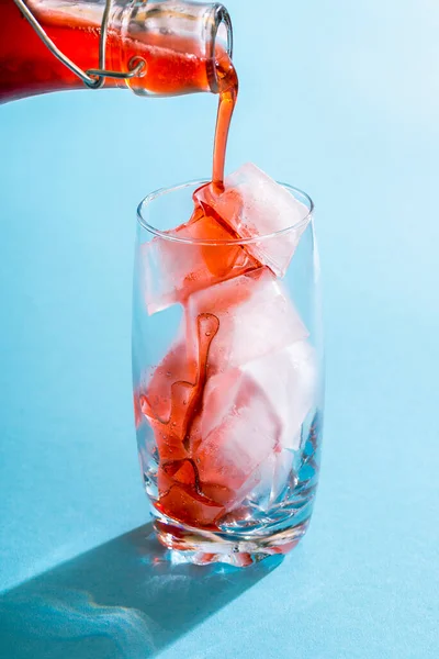 Ρίχνουμε Σιρόπι Φραουλών Ένα Ποτήρι Γεμάτο Παγάκια Σπιτικό Σιρόπι Φράουλας — Φωτογραφία Αρχείου