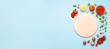 Pizza konseptini boş bir pizza taşı ve pizza malzemesiyle hazırlıyorum. Organik malzemelerle pizza pişirmenin en iyi görüntüsü. İtalyan pizza tarifi.
