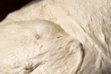 Ekmek hamuru makro görüntüsü. Adım adım ekmek pişiriyorum. Beyaz un mayalı hamuru. Ev yapımı hamur işi. Mantarsız sağlıklı hamur.