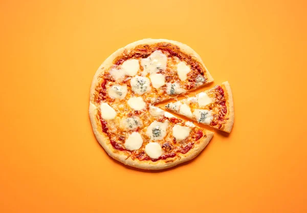 Pizza Quattro Formaggi Hausgemacht Nach Italienischem Rezept Klassisch Schlichte Pizza — Stockfoto