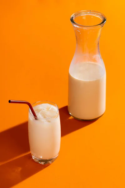 Flaska Och Glas Med Horchata Orange Bakgrund Mexikansk Äkta Sommardryck — Stockfoto
