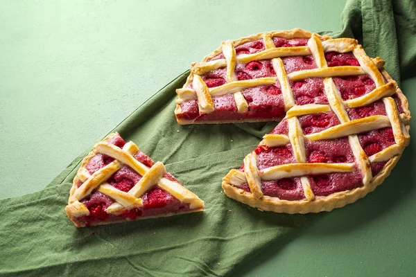 Sabroso Pastel Frambuesa Con Corteza Celosía Una Rebanada Una Servilleta — Foto de Stock