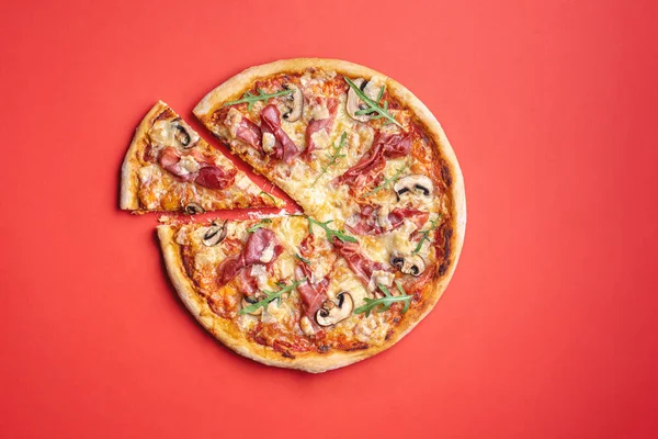 Pizza Mit Schinken Und Rucola Über Der Ansicht Pizza Auf — Stockfoto