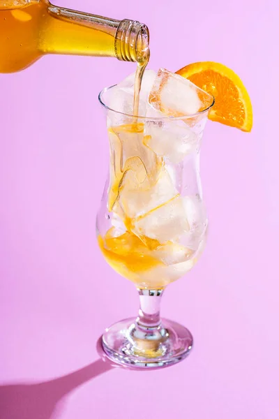 여름찬 음료수를 유리잔의 보라색 오렌지 시럽을 만든다 오렌지 레모네이드를 만든다 — 스톡 사진
