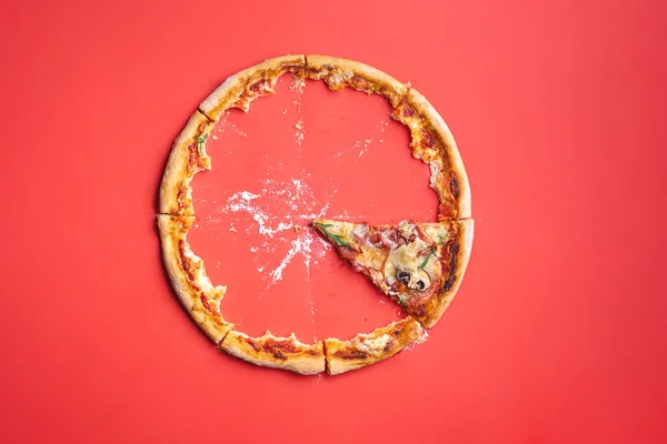 Scheibe Pizza Schinken Auf Rotem Papphintergrund Draufsicht Pizzareste Und Brotkrumen — Stockfoto