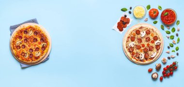 Pişmemiş pizza ve malzemelerle biberli pizza afişi ve pişmiş yemek yapıyorum. Pizza hazırlamadan önce ve sonra. Özgün İtalyan tarifi.