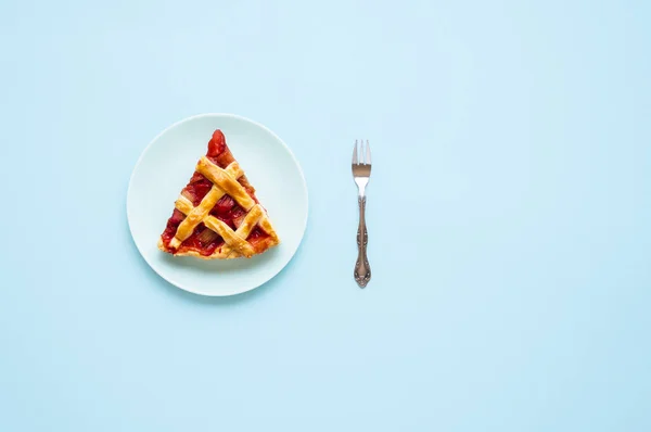 Rhubarb Strawberry Pie Slice Plate Isolated Blue Background Flat Lay — Stock Photo, Image