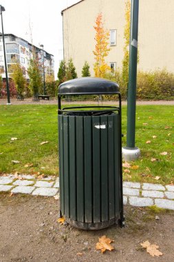 Sonbahar parkta yeşil çöp kutusu