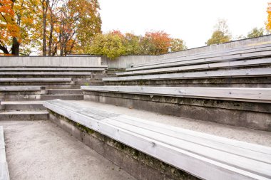Şehir parkında yaz tiyatrosunda ahşap banklar.