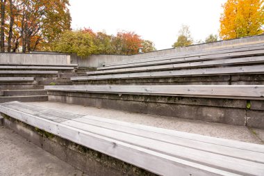 Şehir parkında yaz tiyatrosunda ahşap banklar.