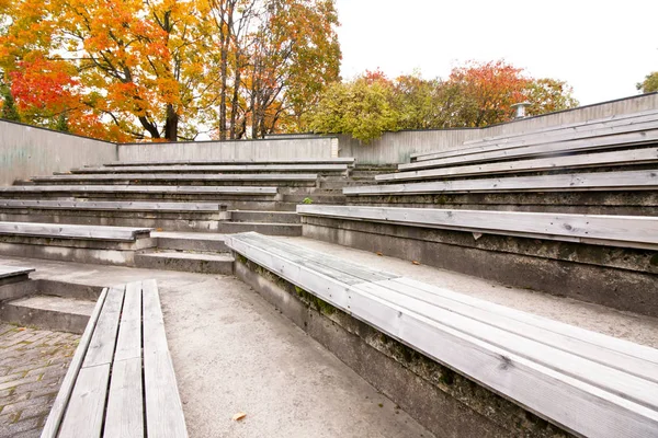 Reihe von Holzbänken beim Sommertheater im Stadtpark — Stockfoto