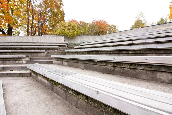 Şehir parkında yaz tiyatrosunda ahşap banklar.