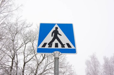 Yaya geçidi yol işaret kış gökyüzü arka plan üzerinde.