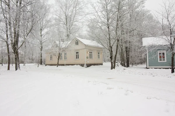 Färgglada trähus snöade i Finland — Stockfoto