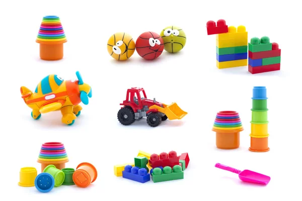 Beyaz arka plan üzerinde izole bebek için plastik oyuncaklar kolaj