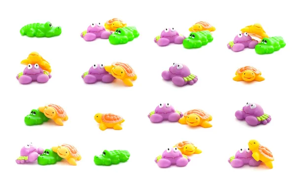 Collage di giocattoli da bagno granchio, coccodrillo e tartaruga isolati su uno sfondo bianco — Foto Stock
