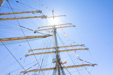 Boylu soylu Yelkenliler yarışları Kotka 2017. Kotka, Finlandiya 16.07.2017. Barque Kruzenshtern direk güneş ışığı altında Kotka, Finlandiya Port.