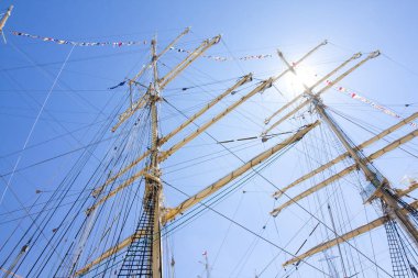 Boylu soylu Yelkenliler yarışları Kotka 2017. Kotka, Finlandiya 16.07.2017. Barque Kruzenshtern direk güneş ışığı altında Kotka, Finlandiya Port.
