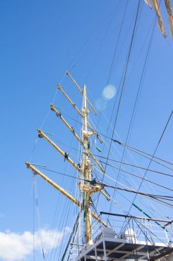 Boylu soylu Yelkenliler yarışları Kotka 2017. Kotka, Finlandiya 16.07.2017. Mir Kotka, Finlandiya'nın limanda gemi. Direk üzerinde denizciler.