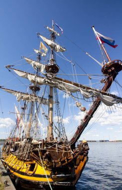 Boylu soylu Yelkenliler yarışları Kotka 2017. Kotka, Finlandiya 16.07.2017. Kotka, Finlandiya Port Shtandart gemi.