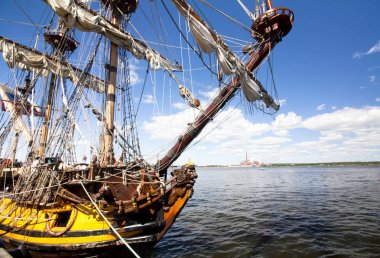 Boylu soylu Yelkenliler yarışları Kotka 2017. Kotka, Finlandiya 16.07.2017. Kotka, Finlandiya Port Shtandart gemi.