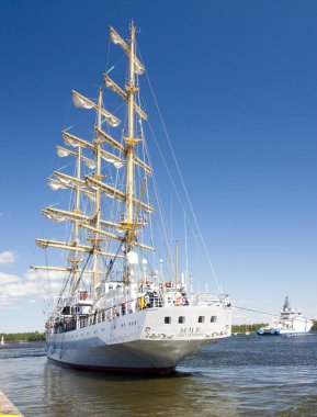 Boylu soylu Yelkenliler yarışları Kotka 2017. Kotka, Finlandiya 16.07.2017. Gemi Mir Kotka bağlantı noktası, Finlandiya ayrılıyor.