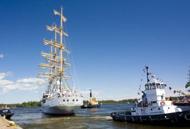 Boylu soylu Yelkenliler yarışları Kotka 2017. Kotka, Finlandiya 16.07.2017. Gemi Mir Kotka bağlantı noktası, Finlandiya ayrılıyor.