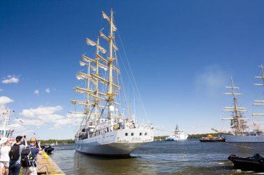 Boylu soylu Yelkenliler yarışları Kotka 2017. Kotka, Finlandiya 16.07.2017. Gemi Mir Kotka bağlantı noktası, Finlandiya ayrılıyor.