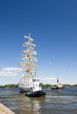 Boylu soylu Yelkenliler yarışları Kotka 2017. Kotka, Finlandiya 16.07.2017. Gemi Mir Kotka bağlantı noktası, Finlandiya ayrılıyor.