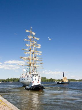 Boylu soylu Yelkenliler yarışları Kotka 2017. Kotka, Finlandiya 16.07.2017. Gemi Mir Kotka bağlantı noktası, Finlandiya ayrılıyor.
