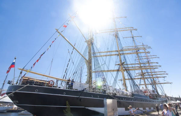 Boylu soylu Yelkenliler yarışları Kotka 2017. Kotka, Finlandiya 16.07.2017. Kotka, Finlandiya Port barque Kruzenshtern.
