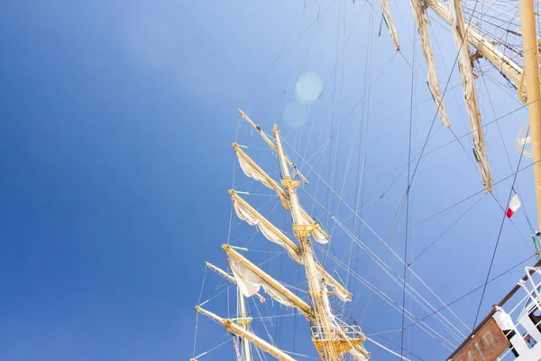 Boylu soylu Yelkenliler yarışları Kotka 2017. Kotka, Finlandiya 16.07.2017. Bağlantı noktası Kotka, Finlandiya ışığında Mir gemisiyle direkleri.