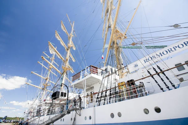 O NAVIOS ALTAS RAÇA KOTKA 2017. Kotka, Finlândia 16.07.2017. Navio Mir no porto de Kotka, Finlândia . — Fotografia de Stock