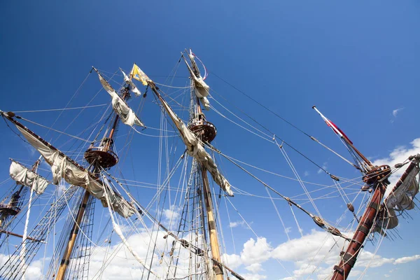 Die großen schiffe rennen kotka 2017. kotka, finland 16.07.2017. masten des schiffs shtandart im sonnenlicht im hafen von kotka, finnland. — Stockfoto