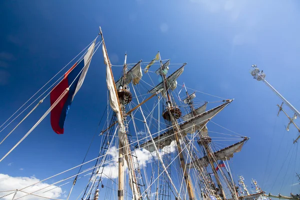 THE TALL SHIPS RACES KOTKA 2017. Kotka, Finland 16.07.2017. Masts of ship Shtandart in the sunlight in the port of Kotka, Finland. — Stock Photo, Image