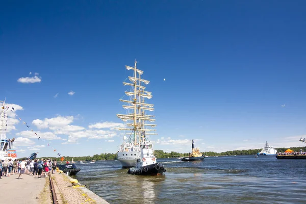 O NAVIOS ALTAS RAÇA KOTKA 2017. Kotka, Finlândia 16.07.2017. Navio Mir está saindo do porto de Kotka, Finlândia . — Fotografia de Stock