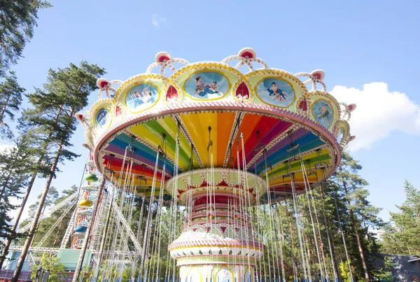 Parc d'attractions Tykkimaki, Kouvola, Finlande 13.07.2017. Carrousel swing chaîne colorée en mouvement au parc d'attractions sur fond de ciel bleu . — Photo