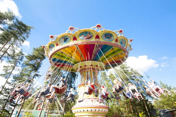Parc d'attractions Tykkimaki, Kouvola, Finlande 13.07.2017. Carrousel swing chaîne colorée en mouvement au parc d'attractions sur fond de ciel bleu . — Photo