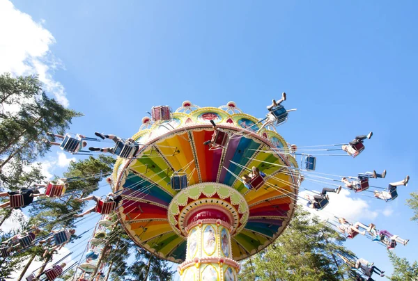 Eğlence Parkı Tykkimaki, Kouvola, Finlandiya 13.07.2017. Hareket eğlence parkı mavi gökyüzü arka plan üzerinde renkli zinciri salıncak atlıkarınca.
