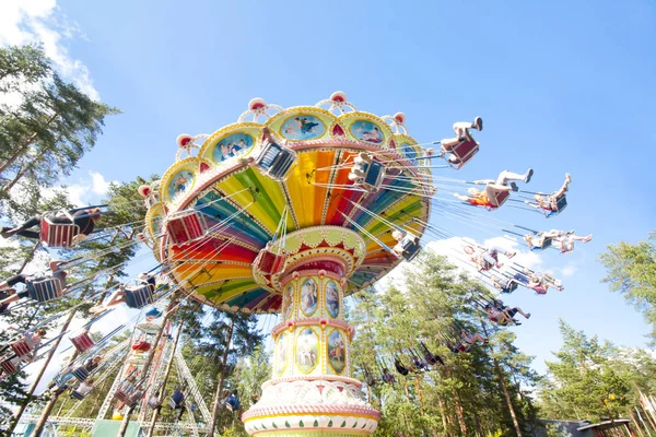 Eğlence Parkı Tykkimaki, Kouvola, Finlandiya 13.07.2017. Hareket eğlence parkı mavi gökyüzü arka plan üzerinde renkli zinciri salıncak atlıkarınca.