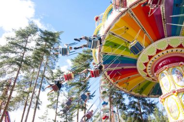 Eğlence Parkı Tykkimaki, Kouvola, Finlandiya 13.07.2017. Hareket eğlence parkı mavi gökyüzü arka plan üzerinde renkli zinciri salıncak atlıkarınca.