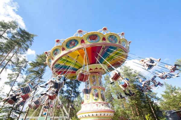 Attractiepark Tykkimaki, Kouvola, Finland 13.07.2017. Kleurrijke keten swing carrousel in beweging op pretpark op blauwe hemelachtergrond. — Stockfoto