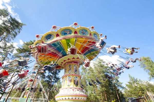 Parc d'attractions Tykkimaki, Kouvola, Finlande 13.07.2017. Carrousel swing chaîne colorée en mouvement au parc d'attractions sur fond de ciel bleu . — Photo