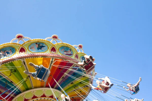 Attractiepark Tykkimaki, Kouvola, Finland 13.07.2017. Kleurrijke keten swing carrousel in beweging op pretpark op blauwe hemelachtergrond. — Stockfoto