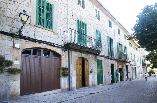 Hermosa calle en Valldemossa, famoso antiguo villag mediterráneo — Foto de Stock