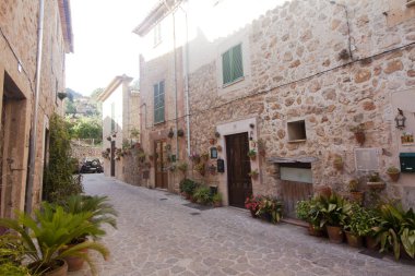 Valldemossa, Majorca İspanya'nın ünlü Akdeniz köyünü caddede güzel.