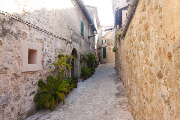 Hermosa calle en Valldemossa, famoso antiguo pueblo mediterráneo de Mallorca España . — Foto de Stock