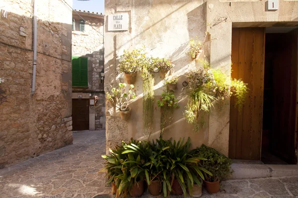 Beautiful street in Valldemossa, famous old mediterranean village of Majorca Spain. — Stock Photo, Image